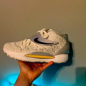 These are Nike Kd 14,”HOME”. They are size 8. They are in very good condition.